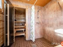 Päärakennuksen sauna ja pesutila