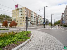 Loistavat liikenneyhteydet talon edestä.
