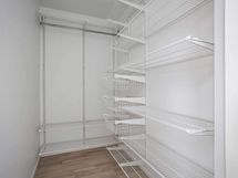 Valokuva asunnosta A 05 - makuuhuone 3:n yhteydessä oleva vaatehuone.