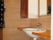 Piharakennuksen wc-tila.