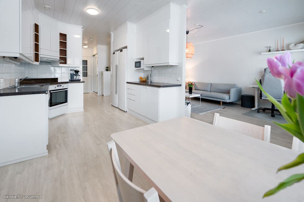 kaunis vaaleasävyinen keittiö