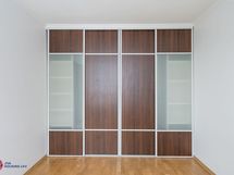 Liukuovikaapisto makuuhuoneessa 2.