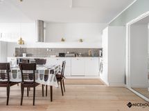 Avokeittiö sisääntulon suunnasta.