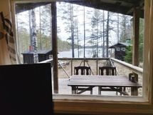 Näkymä mökin ikkunasta