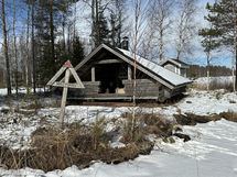 Järvilaavu pikkusaaressa mökin lähellä