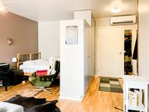 Säilytystilaa löytyy reilusti eteisen kaapistoista.