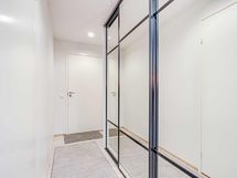 Eteisen liukuovikaapisto