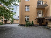 Rauhallinen sisäpiha ilman autoliikennettä.