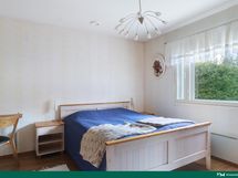 Päämakuuhuone olohuoneen vieressä.