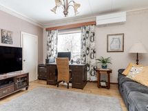 TV-huoneessa ilmalämåöpumppu