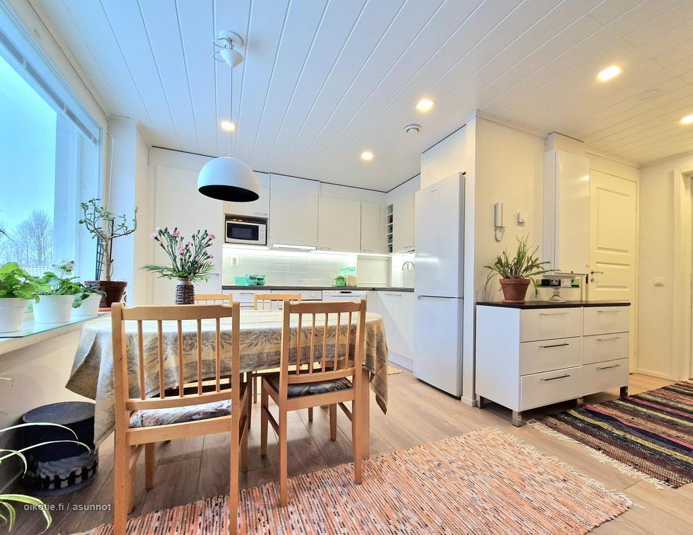 Keittiö on tilava ja valoisa.