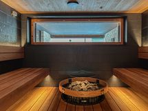Taloyhtiön sauna. Saunasta pääsee vilvoittelutilaan.