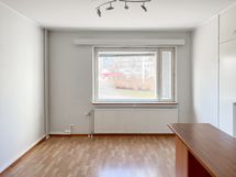 Ikkuna on lounaan suuntaan, ja siinä on sälekaihtimet.