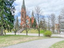 Kodin läheinen ihastuttava Mikaelin kirkon puisto kutsuu ulkoilemaan.