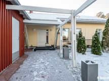 Sisäänkäynnin yhteydessä ulkovarasto