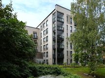 Rinnetontilla olevan talon alimmassa kerroksessa