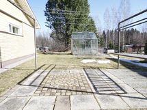 pihapiirissä on myös kasvihuone