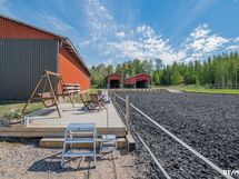 Hevostallin takana ratsastuskenttä
