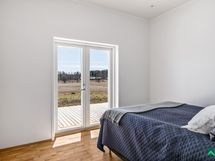 Sängystä voi ihailla kauniita peltomaisemaa - Från sängen kan man beundra den vackra åkervyn