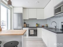 Puustellin keittiö on varustettu integroiduin kodinkonein.