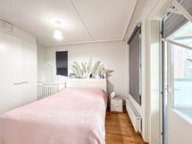 Makuuhuoneesta on käynti parvekkeelle.