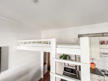 Parvi on 120 cm leveä ja noin 50 cm korkea.