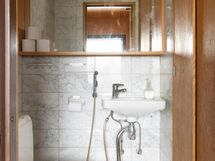 Yläkerran isomman kylpyhuoneen wc