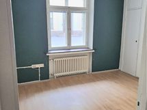 Huone soveltuu esim. toimistotyöhön tai säilytystilaksi.