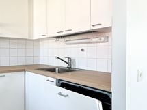 Keittokomerossa on integroitu astianpesukone.