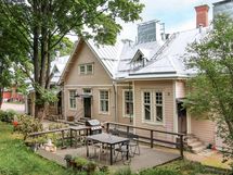 Grillauspaikka pihalla kesäaikaan.