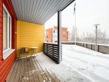 Tässä kodissa on kiva terassi etuoven vieressä.