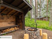 Laavu ja nuotiopaikka tarjoavat viihtyisän ympäristön tulilla istuskeluun