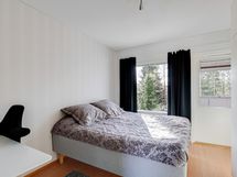 Makuuhuoneesta pääsee lasitetulle parvekkeelle