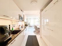 Keittiössä on iso pakastin ja jääkaappi.