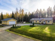 Pihapiiri tieltä päin katsottuna