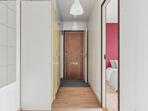 Eteisessä on hyvin kaappitilaa