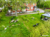 Yhtiön pihapiiriä