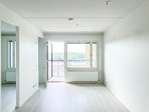 Olohuoneesta on käynti omalle lasitetulle parvekkeelle.