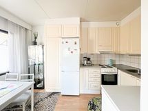 Keittiö on käytännöllinen ja hyvin varusteltu.