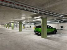 Pysäköintihalliin pääsee kulkemaan yhdystunneli pitkin.