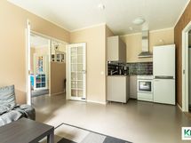 Majatalon olohuone, keittiösyvennys.