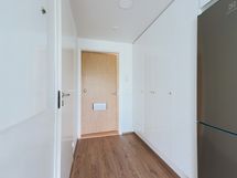 Eteisessä on hyvin säilytystilaa. Irtaimistovarasto kuuluu myös asunnolle.