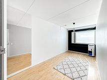 Myös toinen makuuhuone on hyvän kokoinen ja sinne mahtuu sängyn lisäksi myös työpiste.