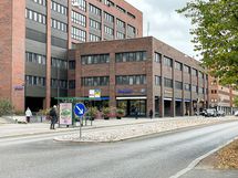 S-market Lassila, apteekki sekä fitness 24/7 kuntosali myös aivan vieressä.