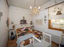 Alakerran makuuhuone.