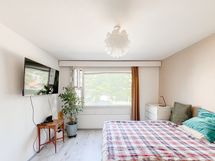 Makuuhuoneen ikkuna on sisäpihan suuntaan