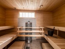 Taloyhtiön pihasauna.