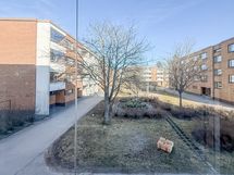 Asunto sijaitsee sisäpihan suojissa, 1. kerroksessa muttei maantasolla. Näkymät itään.