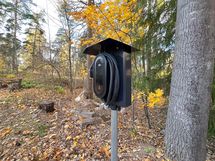 Pysäköintipaikat on varustettu sähköauton latausinfralla.