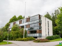 Tämä talo sijaitsee yhtiön laidalla